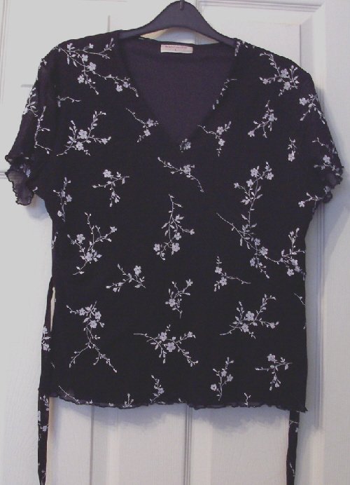 Preview of the first image of PRETTY BLACK & WHITE FLOWERED TOP BY BON MARCHE - SZ L B21.