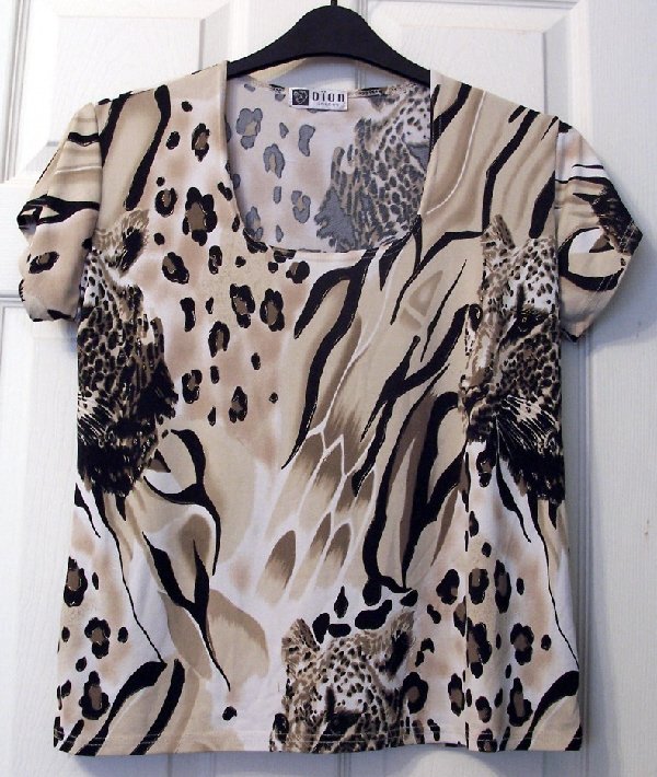 Preview of the first image of GORGEOUS LADIES LEOPARD PRINT TOP - SZ M/L  B21.