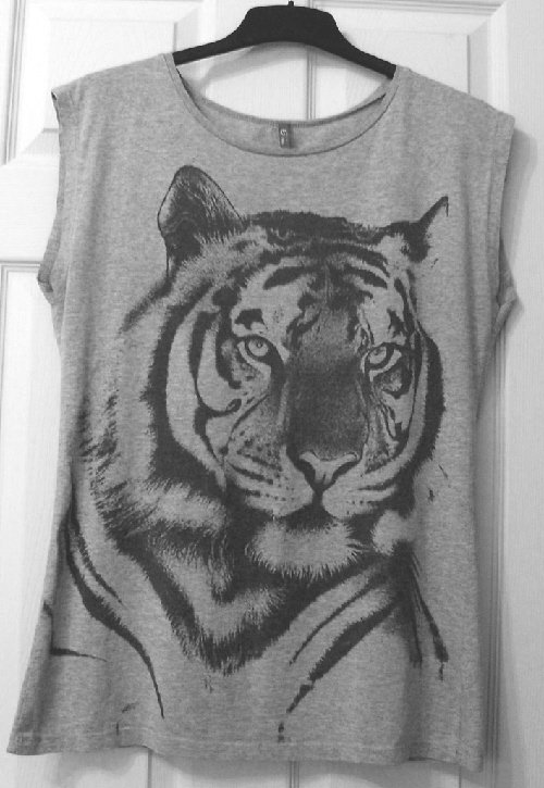 Preview of the first image of GORGEOUS LADIES GREY TOP WITH TIGER HEAD PRINT - SZ 12 B21.