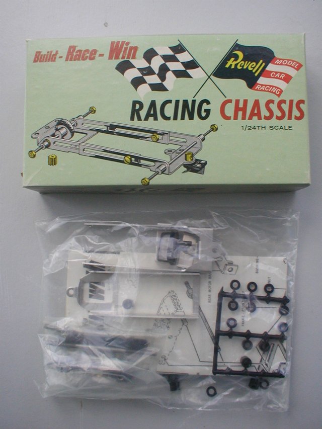 Image 2 of Revell USA Vintage Slot Race Car Chassis/Motors 1.24 & 1.32.