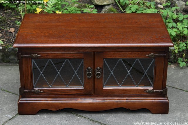Preview of the first image of OLD CHARM TUDOR OAK TV HI FI DVD CD STAND TABLE CABINET.