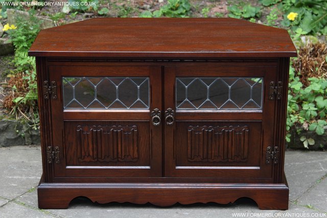 Preview of the first image of OLD CHARM TUDOR OAK TV HI FI DVD CD STAND TABLE CABINET.