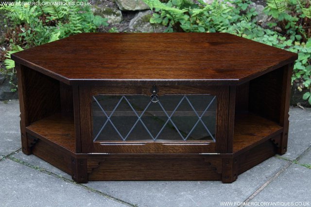 Preview of the first image of OLD MILL / CHARM OAK CORNER TV HI FI DVD STAND TABLE CABINET.