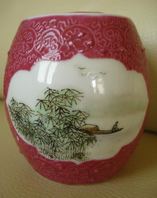 Image 2 of ANTIQUE CHINESE POT & HANDPAINTED ILLUSTRATIONS
