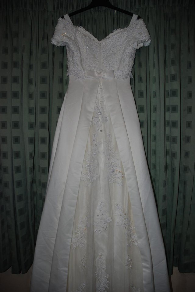 Preview of the first image of Beautiful Ivory Wedding Dress / Prom Dress.