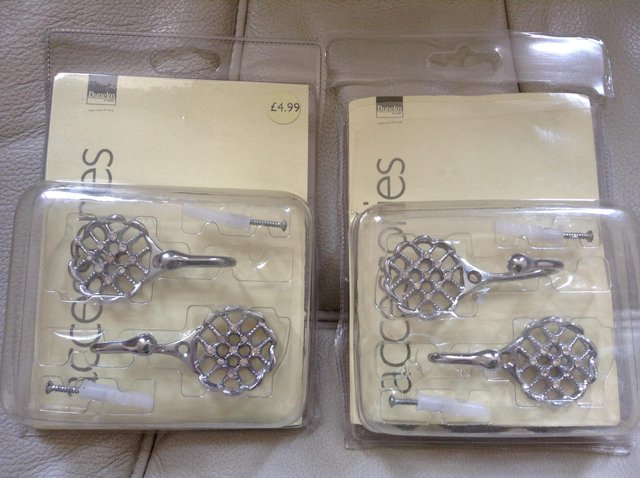 Preview of the first image of CHROME LATTICE DIAMANTÉ CURTAIN HOOKS x 4.