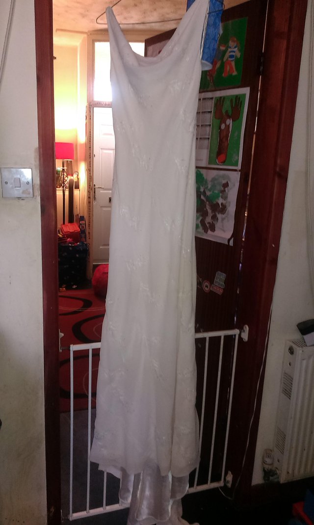 Preview of the first image of wedding dress/evening dress.