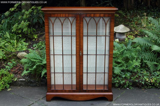 Image 16 of BEVAN FUNNELL MAHOGANY DISPLAY CHINA CABINET BOOKCASE