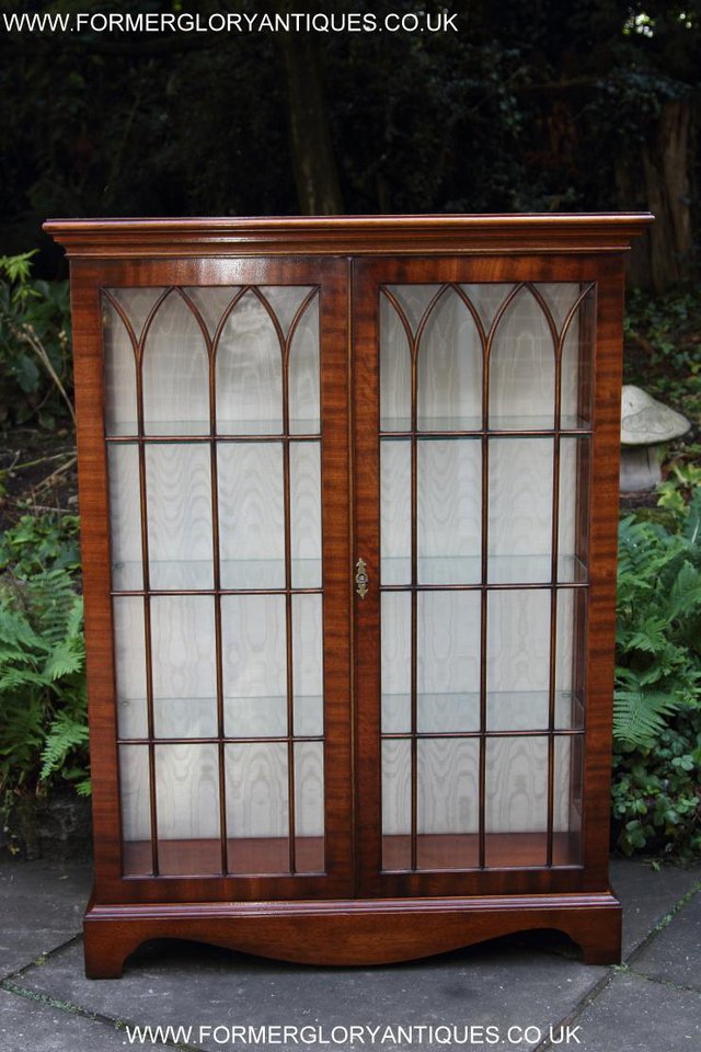 Image 26 of BEVAN FUNNELL MAHOGANY DISPLAY CHINA CABINET BOOKCASE