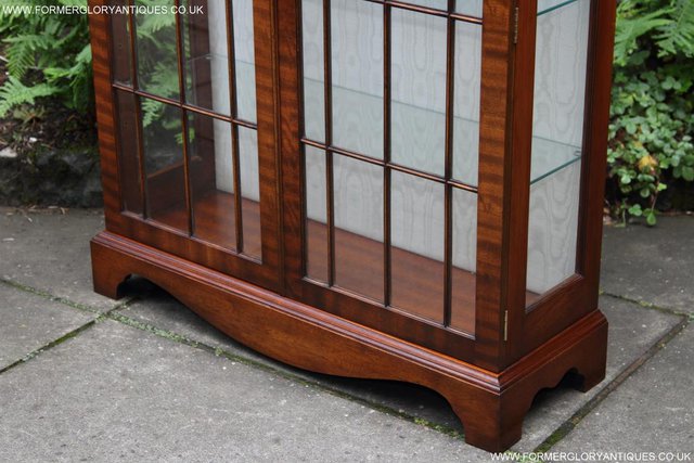 Image 37 of BEVAN FUNNELL MAHOGANY DISPLAY CHINA CABINET BOOKCASE