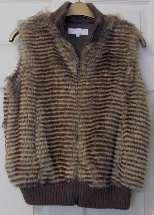 Preview of the first image of GORGEOUS GIRLS ANIMAL PRINT FAKE FUR GILET AGE 11/12 B17.