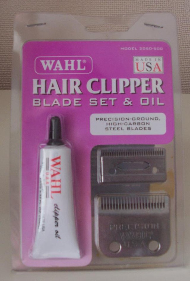 Preview of the first image of Wahl hair clipper blade set with oil - model 2050-500.