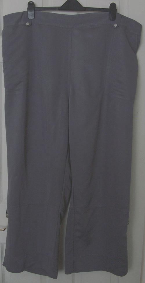 Preview of the first image of GORGEOUS LADIES DARK GREY CROP TROUSERS BY ESSENCE SZ 30 B20.