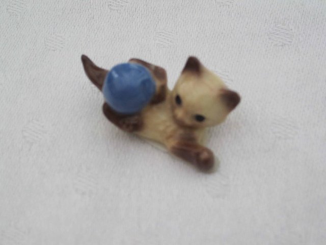 Preview of the first image of Siamese cat Wade or similar Figurine.