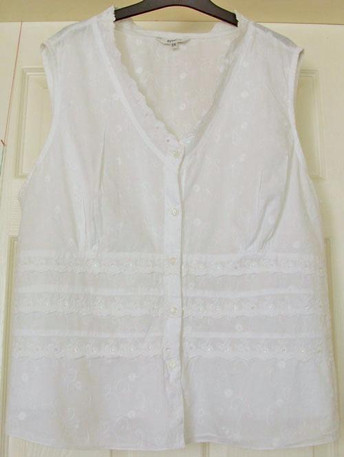 Preview of the first image of LADIES PRETTY WHITE SLEEVELESS BLOUSE BY M&CO SZ 26 B1.