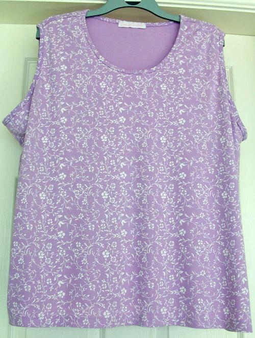 Preview of the first image of PRETTY LILAC FLOWERED TOP BY CASUAL COMFORT - SZ 32/34 B2.