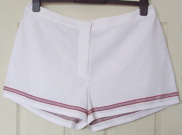 Preview of the first image of PRETTY LADIES WHITE SHORTS WITH RED TRIM MY EVIE - SZ 18  B3.