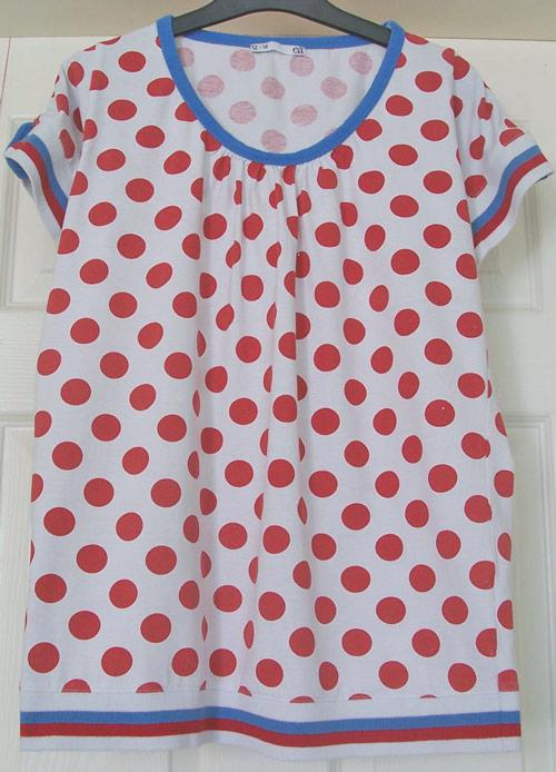 Preview of the first image of GORGEOUS LADIES RED SPOTTED TOP WITH BLUE TRIM - SZ 12/14 B4.