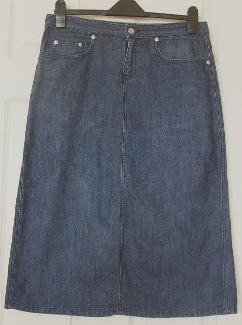 Preview of the first image of Ladies Denim Skirt By Ralph Lauren - Size 6 (32" Waist)  B4.