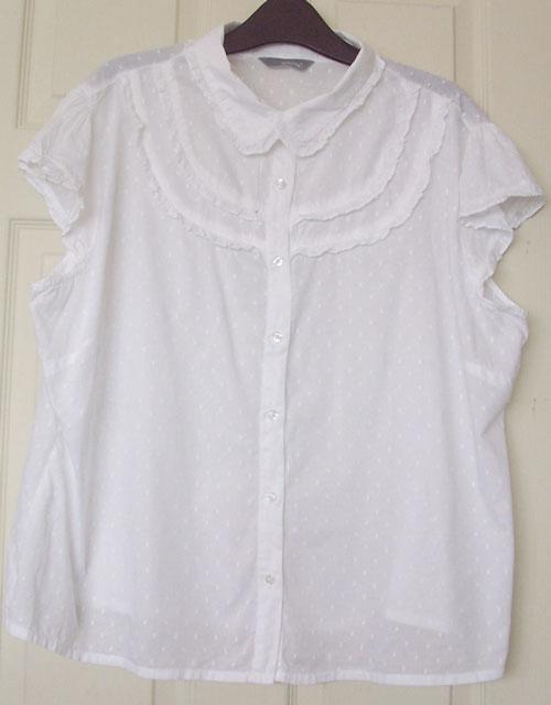 Preview of the first image of PRETTY LADIES BROIDERIE ANGLAIS BLOUSE BY SOUTH - SZ 26 B4.