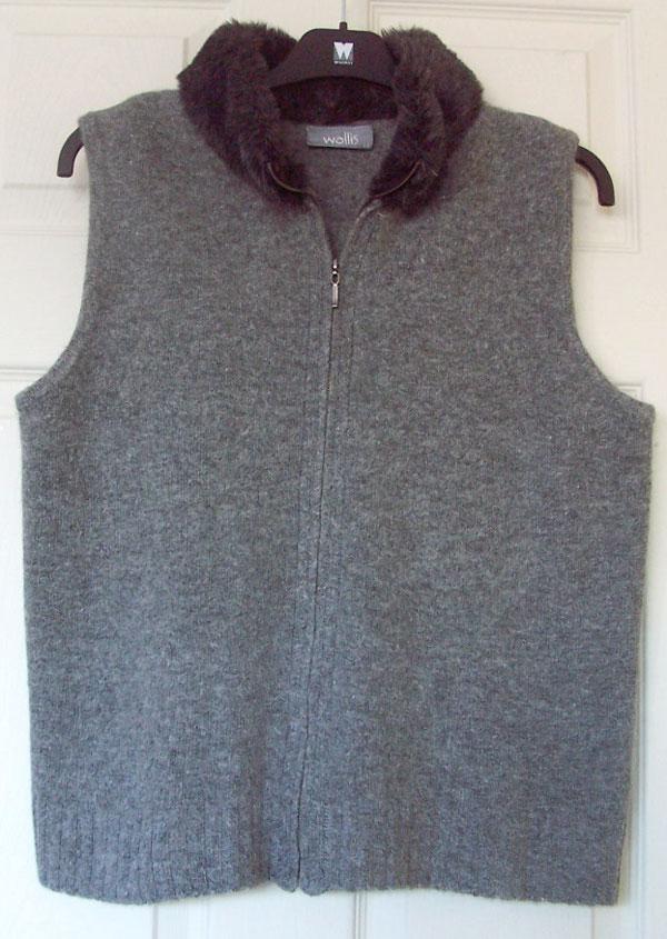 Preview of the first image of LADIES GREY SLEEVELESS CARDIGAN BY WALLIS - SZ 16 B5.