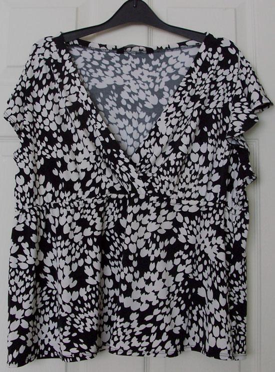Preview of the first image of GORGEOUS LADIES BLACK & WHITE TOP BY F&F SZ 20 B13.