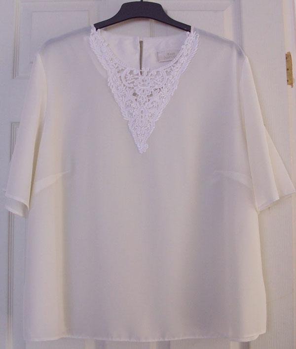 Preview of the first image of PRETTY LADIES CREAM BLOUSE BY ANN HARVEY - SZ 26 B13.