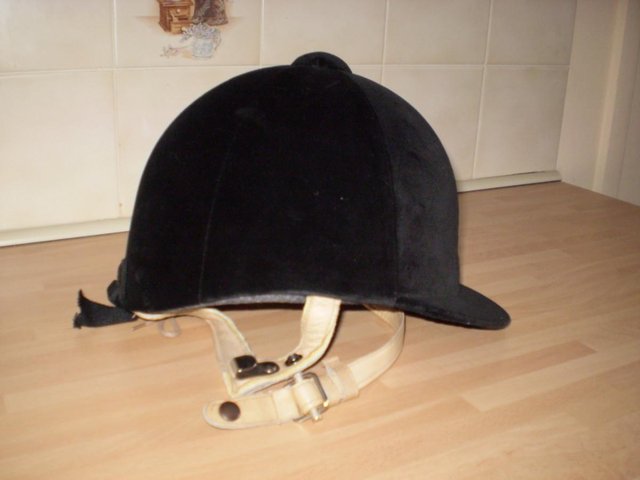 Preview of the first image of HICKSTEAD GATEHOUSE AIRFLOW VELVET HAT.