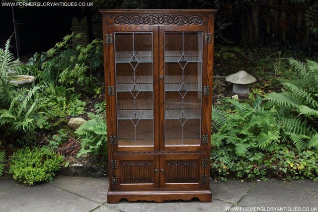 Preview of the first image of OLD CHARM JAYCEE LIGHT OAK DISPLAY CABINET CUPBOARD STAND.