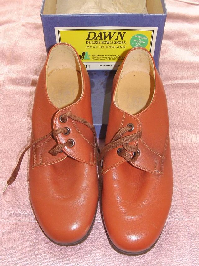 Preview of the first image of Size 6 Tan Tie Bowls Shoes.