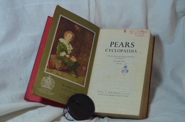 Image 3 of Pears Cyclopaedia 68th Edition