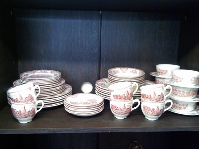 Preview of the first image of JOHNSON CASTLE 48 PIECE DINNER SERVICE.