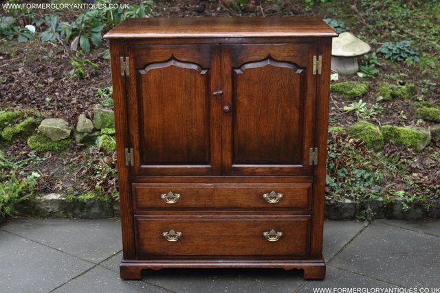 Preview of the first image of TITCHMARSH AND GOODWIN OAK TV HI FI DVD STAND TABLE CABINET.