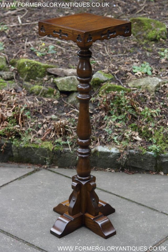 Preview of the first image of AN OLD CHARM JAYCEE LIGHT OAK DISPLAY PLANT LAMP STAND TABLE.