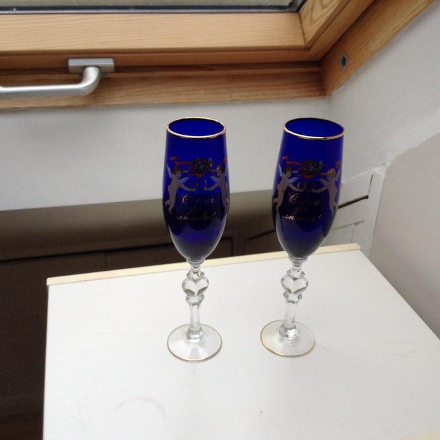 Image 2 of 6 x blue glass and clear glass wine flutes