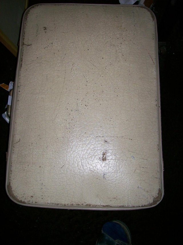Preview of the first image of Whitey Cream 26" Expanding Suitcase. Ref L1049 OK..