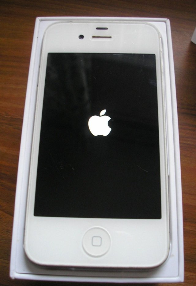 Preview of the first image of apple 4s 16g  two of one black and one white.