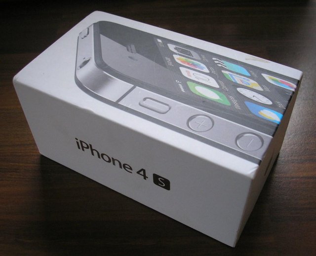 Image 2 of apple 4s 16g  two of one black and one white