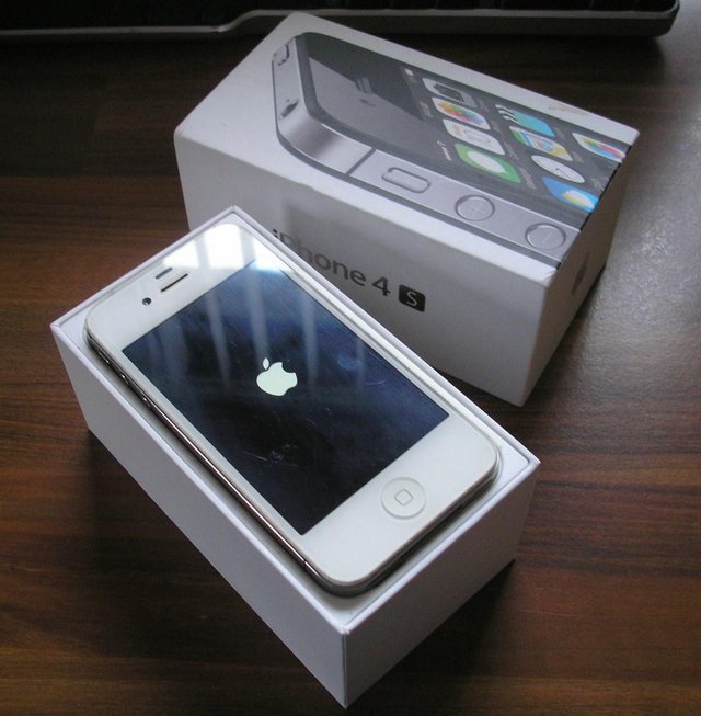Image 3 of apple 4s 16g  two of one black and one white