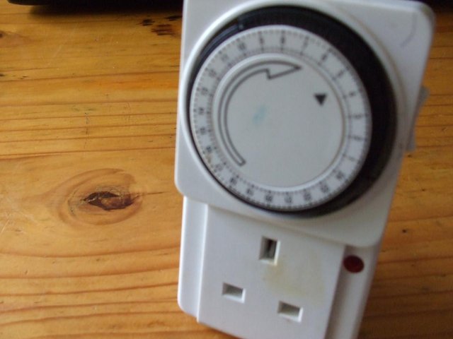 Image 2 of 13amp 24hour TIME SET CLOCK (0NLY £1.00)