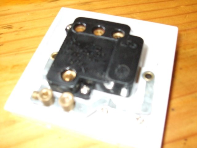 Image 2 of 240v 13amp FUSED WALL PLATE SWITCH (£1.00)