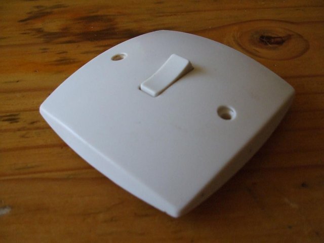 Image 3 of 240v 5amp  WALL PLATE LIGHT SWITCH  (ONLY £1.00)