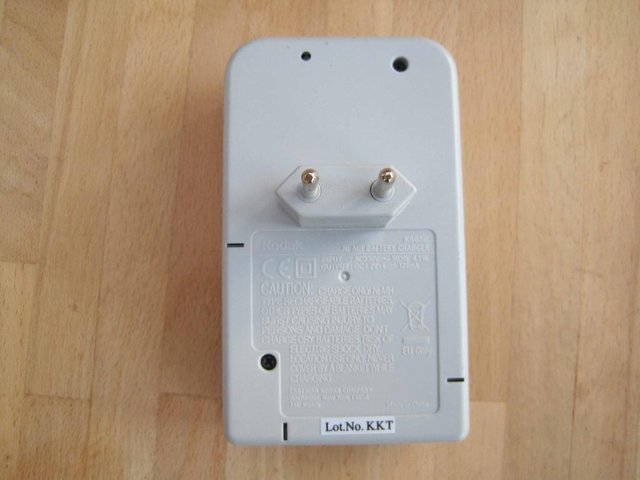 Image 2 of KODAK Battery charger for AA or AAA Batteries
