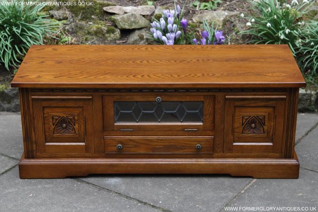 Preview of the first image of AN OLD CHARM OAK TV STAND BASE TABLE HI FI DVD CD CABINET.