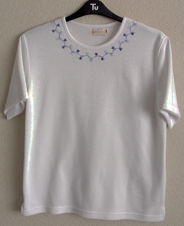 Preview of the first image of Pretty White T Shirt With Flowered Neckline - Sz S     B5.