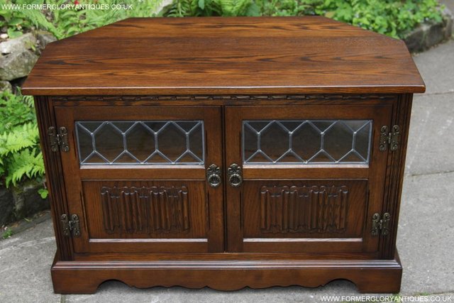 Preview of the first image of OLD CHARM JAYCEE LIGHT OAK TV STAND TABLE CORNER CABINET.