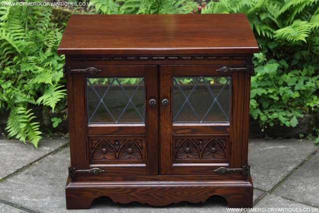Preview of the first image of AN OLD CHARM TUDOR OAK HI FI DVD CD TV STAND TABLE CABINET.