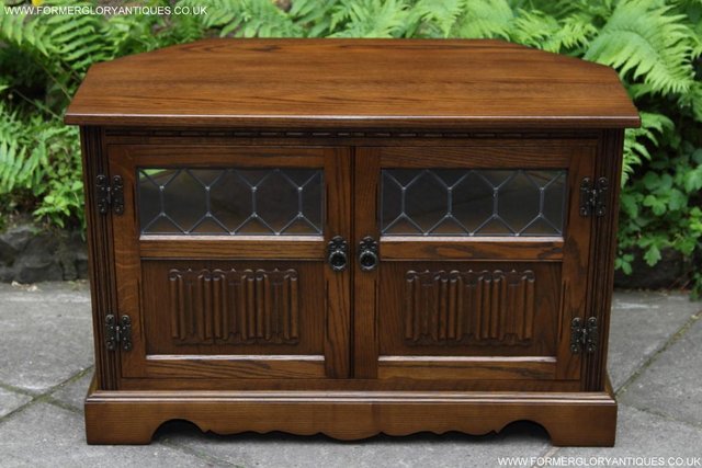 Preview of the first image of AN OLD CHARM JAYCEE LIGHT OAK TV STAND TABLE CORNER CABINET.