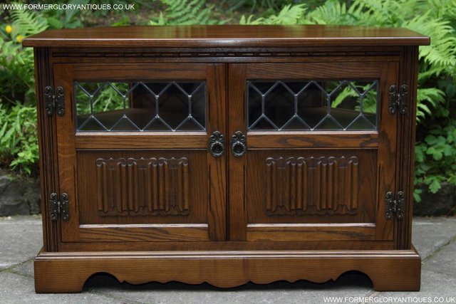 Image 4 of AN OLD CHARM JAYCEE LIGHT OAK TV STAND TABLE CORNER CABINET
