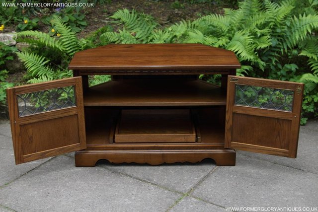 Image 5 of AN OLD CHARM JAYCEE LIGHT OAK TV STAND TABLE CORNER CABINET